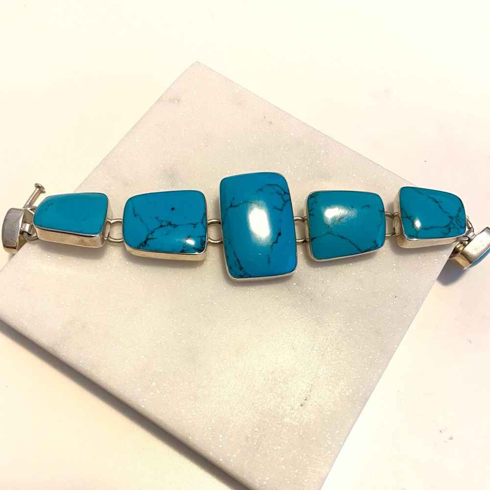 Stunning turquoise and .925 sterling silver bracelet with toggle clasp